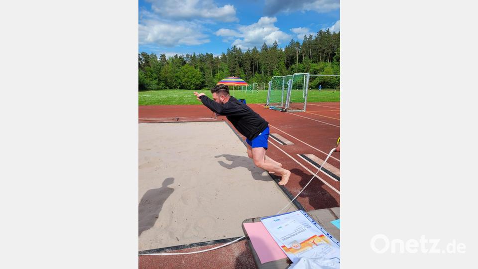 Unter den Neulingen beim Sportabzeichentag der DJK war auch Bürgermeister Sebastian Giering. Er versuchte sich hier beim Weitsprung aus dem Stand. Bild: Erwin Götz/exb
