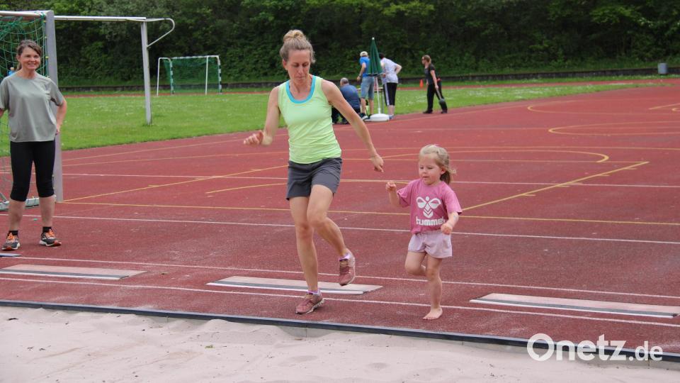 Beim Sportabzeichentag der DJK geht es familiär zu. Mama und Tochter haben Spaß beim Weitsprung beim Sportabzeichentag der DJK.. Bild: prh