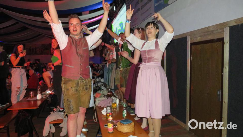 Tolle Stimmung beim Festauftakt mit der Partyband Freistaat Live. Bild: adj
