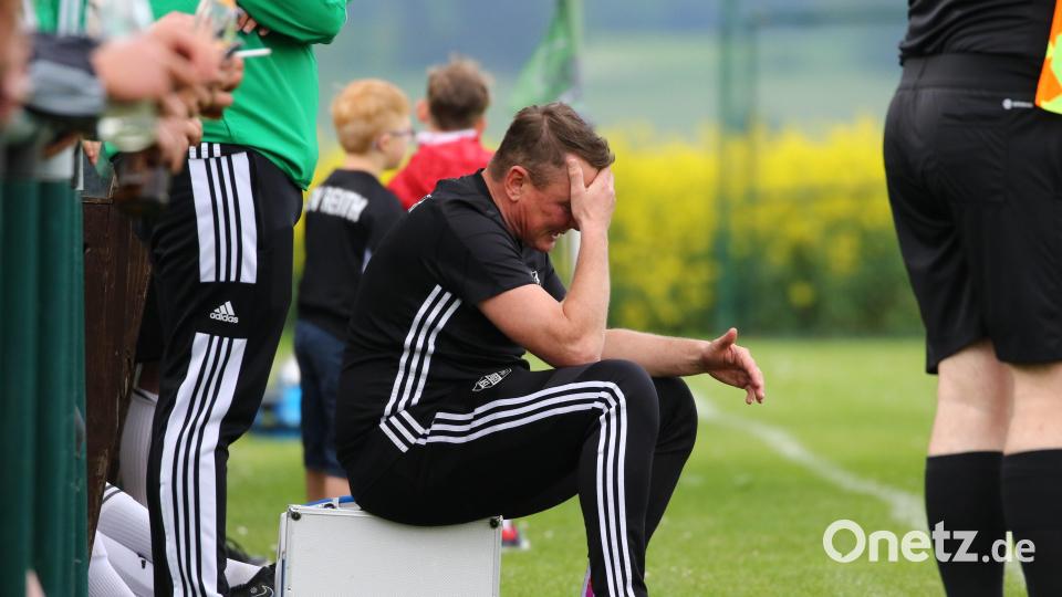 Werner Eisenhut, der scheidende Trainer des TSV Reuth kann es nicht fassen: Sein Team muss doch noch über die Relegation den Abstieg aus der Kreisliga Nord verhindern. Bild: Dieter Jäschke