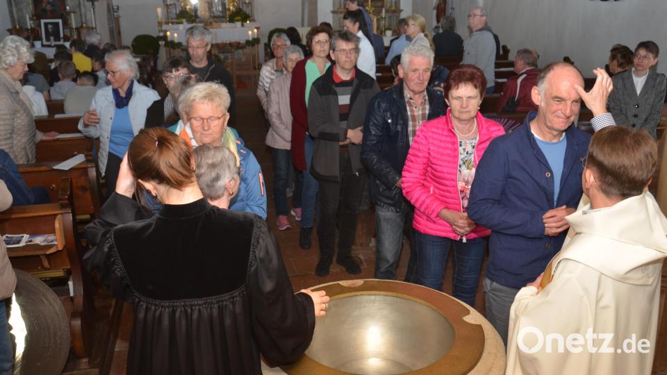 Am Taufbecken wurden die Gottesdienstteilnehmer von Stadtpfarrerin Carmen Riebl und Dekan Alexander Hösl gesegnet. Bild: dob