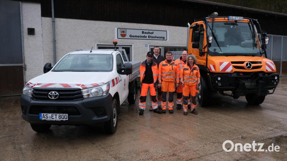 Der 190 PS starke Unimog wird künftig in Etzelwang für den Winterdienst eingesetzt. Der Toyota links hat Allradantrieb und soll den Unimog im täglichen Bauhofbetrieb unterstützen. Bürgermeister Roman Berr (hinten) mit den Bauhofmitarbeitern (von links) Rudi Genal und Leiter Reiner Steger, Peter Winkler u. Regina Kliem. Bild: sre