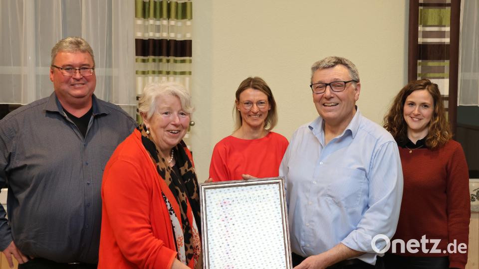 Mit Freude überreichte der Vorstand Mariele Schönberger (Zweite von links) die Urkunde zur Ernennung zum Ehrenmitglied. Mariele Schönberger war Initiatorin des Seeleitenteams und über Jahre Zweite Vorsitzende des Vereins. Bild: rpp/exb