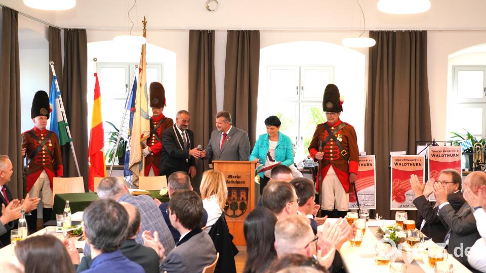 Bürgermeister Josef Beimler aus Waldthurn (Mitte, links) und Bürgermeister Miroslav Rauch (Mitte, rechts) aus Hostau beim Festakt "20 Jahre Partnerschaft Waldthurn - Hostau". Bild: fvo