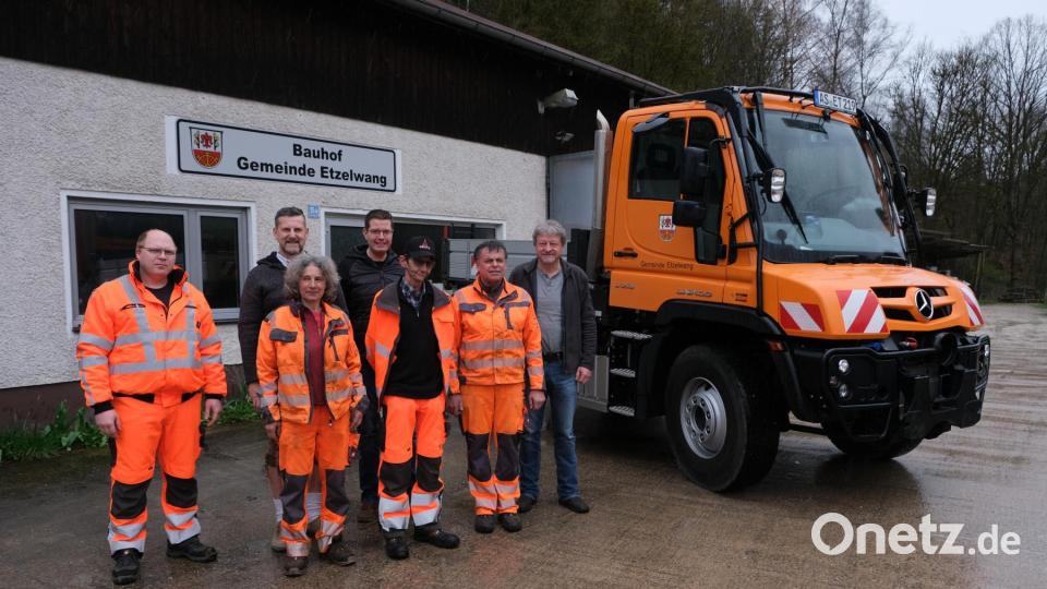 Hinten, von links: Bürgermeister Roman Berr, Florian Roth und Manfred Seitz von der Firma Seitz, die den Unimog an die Gemeinde verkauft hat, sowie (vorne, von links) die Bauhofmitarbeiter Peter Winkler, Regina Kliem, Rudi Genal und Leiter Reiner Steger. Bild: sre