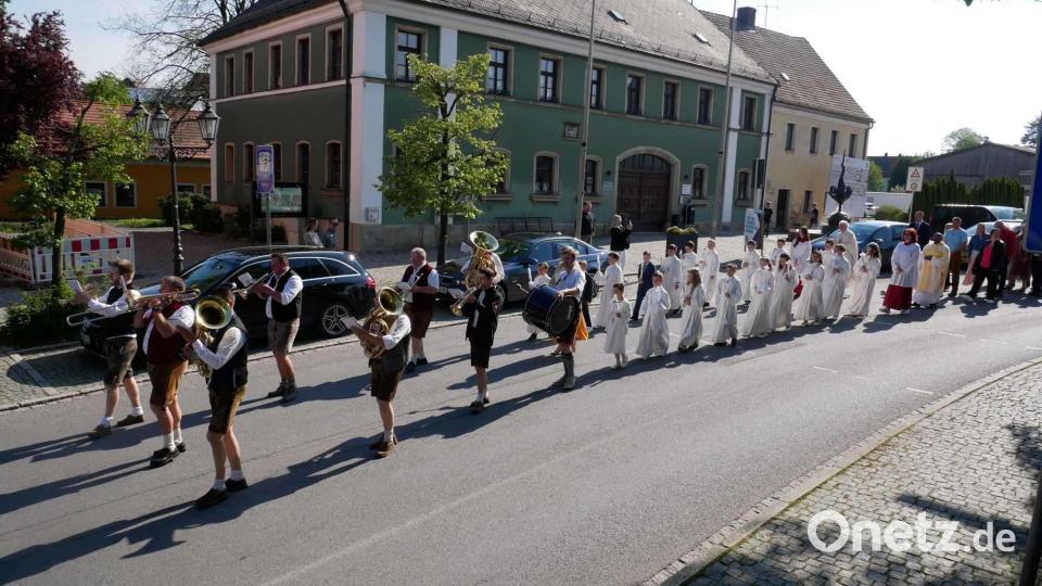 Den Kirchenzug führten die Werkstattmusikanten gefolgt von den Kommunionkinder an. Bild: gz