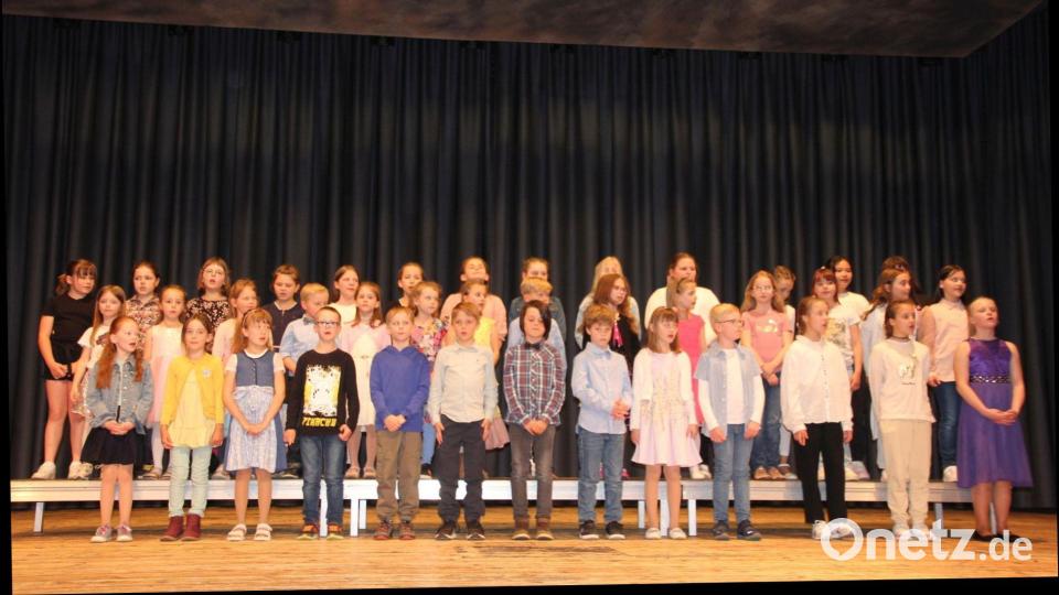 Der große Kinderchor der Kreismusikschule sang sich in die Herzen der Zuhörer. Bild: kro