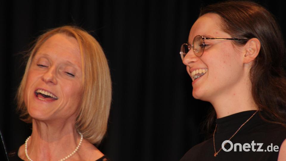 Singen macht Spaß: Anna Schuller und Sybille Strmiska mit &quot;You rease me up&quot;. Bild: kro