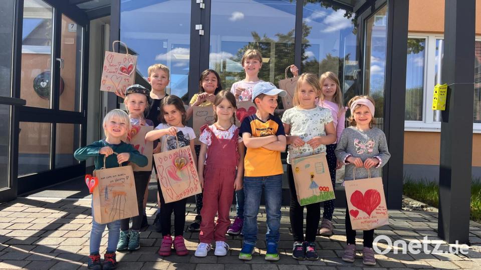 Mit Stolz tragen die Gartenbaukinder ihre liebevoll gebastelten Geschenke gut verpackt und unsichtbar für Mamas und Papas Augen nach Hause. Einem schönen Vater- und Muttertag stand nichts mehr im Wege. Bild: jhö