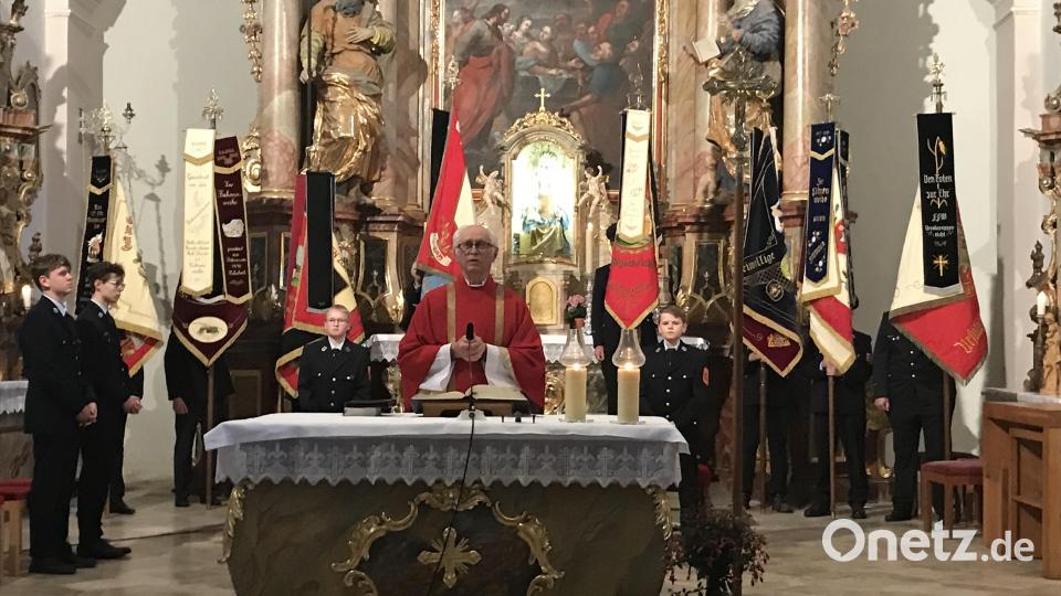 Alle acht Feuerwehren aus der Marktgemeinde Hahnbach sind mit ihren Fahnen und in Mannschaftsstärke beim Florianiamt vertreten, das der Ruhestandsgeistliche Hans Peter Heindl zelebriert. Bild: mma