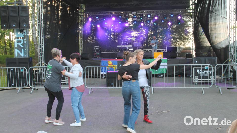 Die Musik gefällt, und so wird auch mal getanzt. Bild: pi