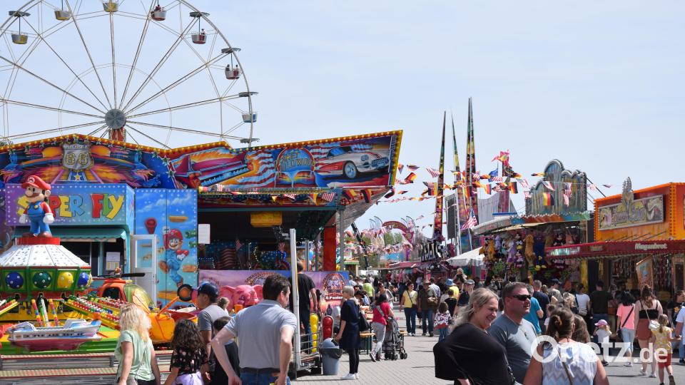 Schon kurz nach dem Öffnen der Eingangstore am 1. Mai herrschte bereits großer Andrang zwischen Kinderkarussell und Riesenrad beim deutsch-amerikanischen Freundschaftsfest in Hohenfels. Bild: bö