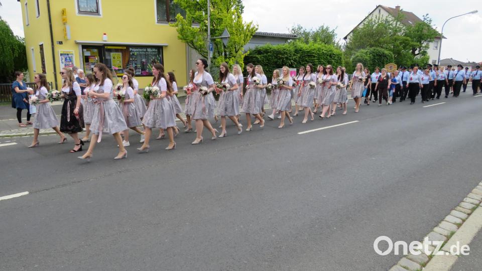 Mit dem Festgottesdienst am Vormittag und dem Festzug am Nachmittag feierte die Feuerwehr Altenstadt/WN ihr Gründungsjubiläum. Bild: adj