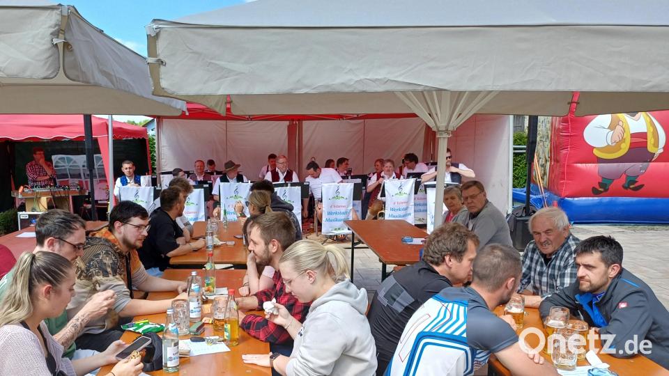 Für ausgezeichnete musikalische Unterhaltung sorgten die Werkstattmusikanten und für Nachschub der Feuerwehrverein. Bild: Karl Ziegler
