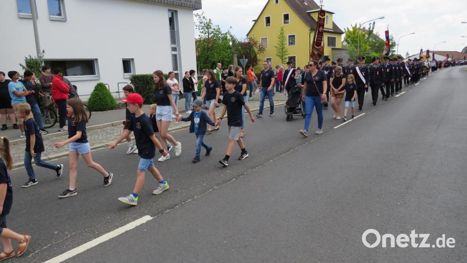 Mit dem Festgottesdienst am Vormittag und dem Festzug am Nachmittag feierte die Feuerwehr Altenstadt/WN ihr Gründungsjubiläum. Bild: adj