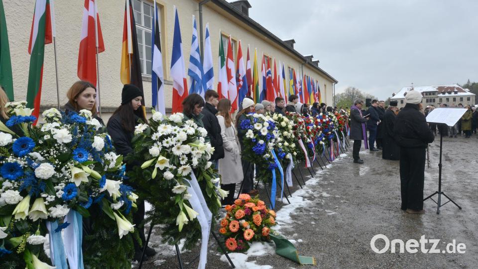 Zahlreiche Kränze werden nach der Gedenkfeier auf dem Appellplatz an den Gedenktafeln im &quot;Tal des Todes&quot; niedergelegt. Bild: bey