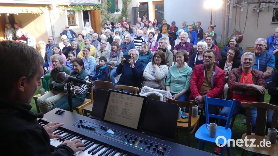 Mehr als zwei Stunden lang erlebte das begeisterte Publikum Mundartgenüsse Bild: rn