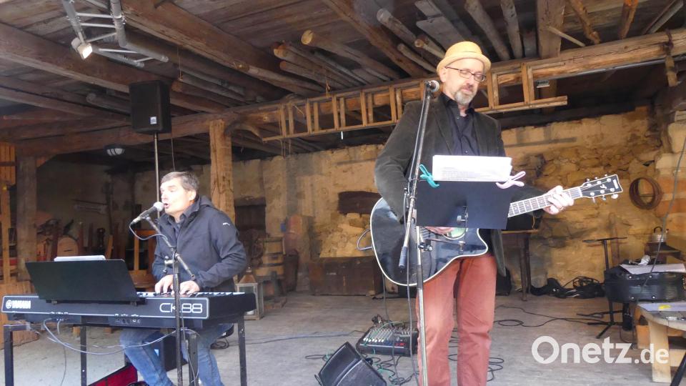 Hubert Treml und Franz Schuier machen die Taubnschuster-Remise zur Kleinkunstbühne. Bild: rn