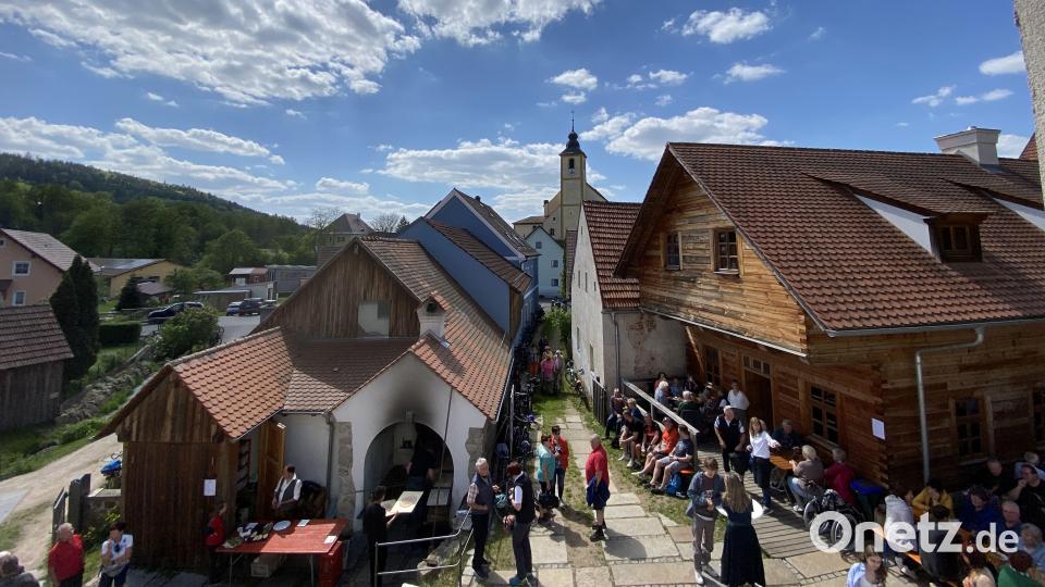 Viele Radlfahrer, Wanderer und Spaziergänger kommen zum Backofenfest in die Molzmühle nach Wutschdorf. Bild: gri