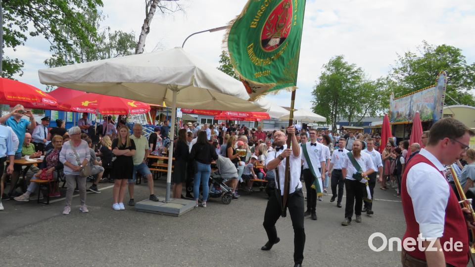 Mit dem Festgottesdienst am Vormittag und dem Festzug am Nachmittag feierte die Feuerwehr Altenstadt/WN ihr Gründungsjubiläum. Bild: adj
