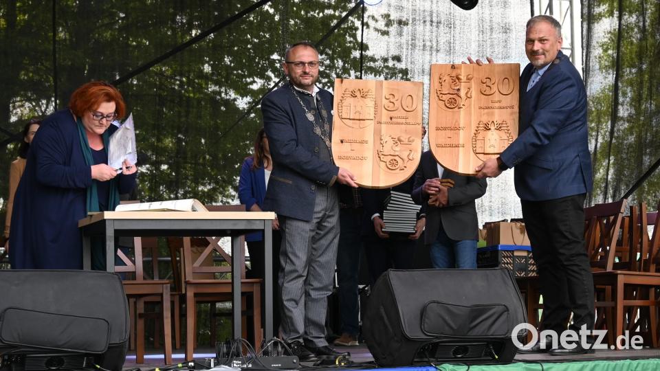 Die Bürgermeister Martin Ábel (rechts) und Markus Bauriedl tauschen Erinnerungsgeschenke aus. Bild: pi