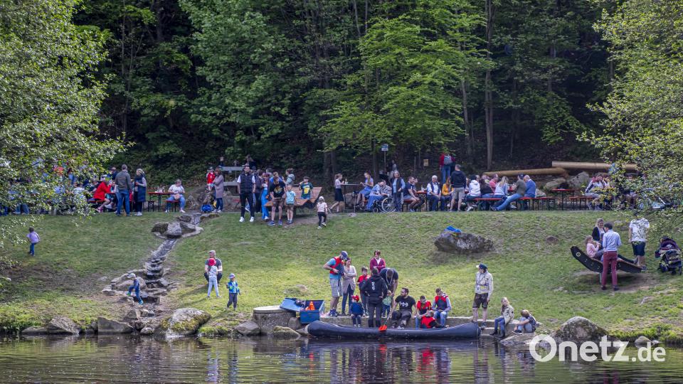 Reges Treiben herrschte am Ufer der Waldnaab. Die Pfadfinder machen Rundfahrten im Kanu Bild: Michael Schade