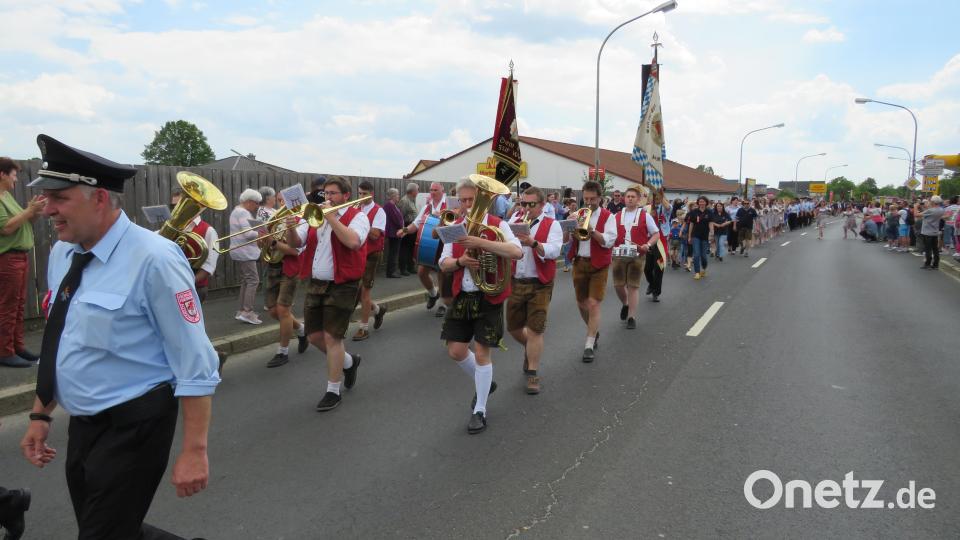 Mit dem Festgottesdienst am Vormittag und dem Festzug am Nachmittag feierte die Feuerwehr Altenstadt/WN ihr Gründungsjubiläum. Bild: adj