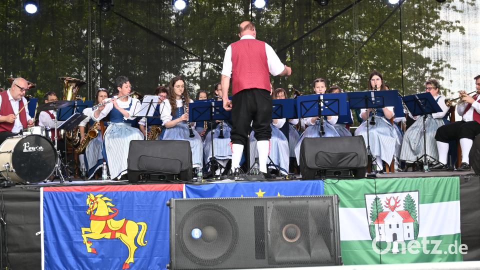 Das Vereinsorchester des Musikvereins Waidhaus unterhält die Gäste. Bild: pi