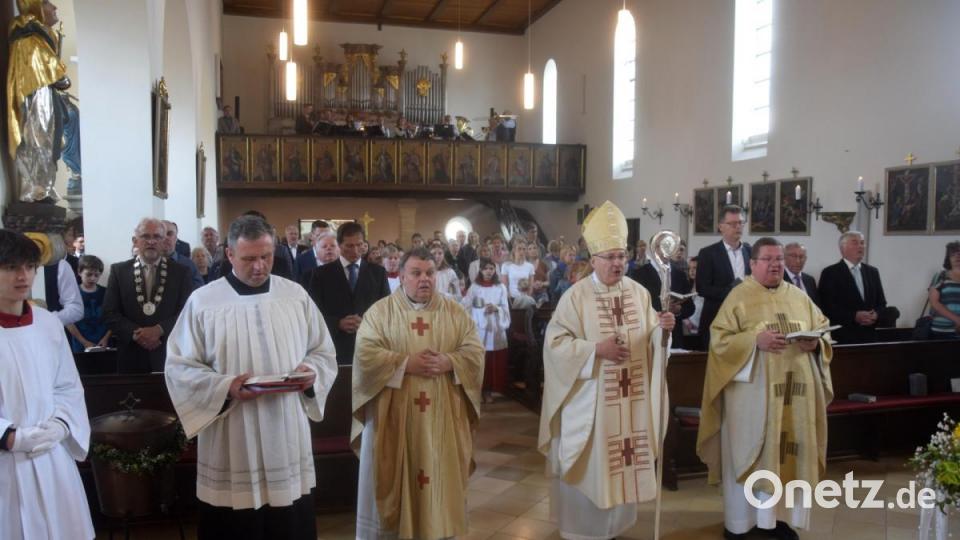 "Großer Gott wir loben dich", tönte es von der Empore, als Bischof Rudolf Voderholzer und die Gläubigen mit Gesang in der sanierten Matthäuskirche feierten. Bild: fz