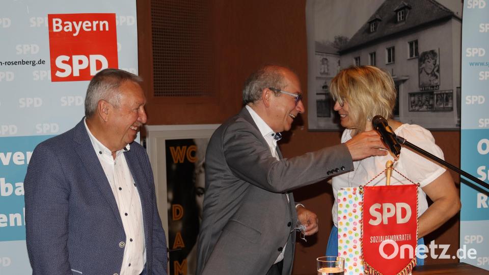Eine Tüte voll roter Gummibärchen und einen selbstgebastelten Glücksbringer bekam Thomas Rudner (Mitte) von der SPD-Ortsvereinsvorsitzenden Bettina Moser (rechts) und dem Fraktionssprecher im Stadtrat, Joachim Bender (links). Bild: mfh