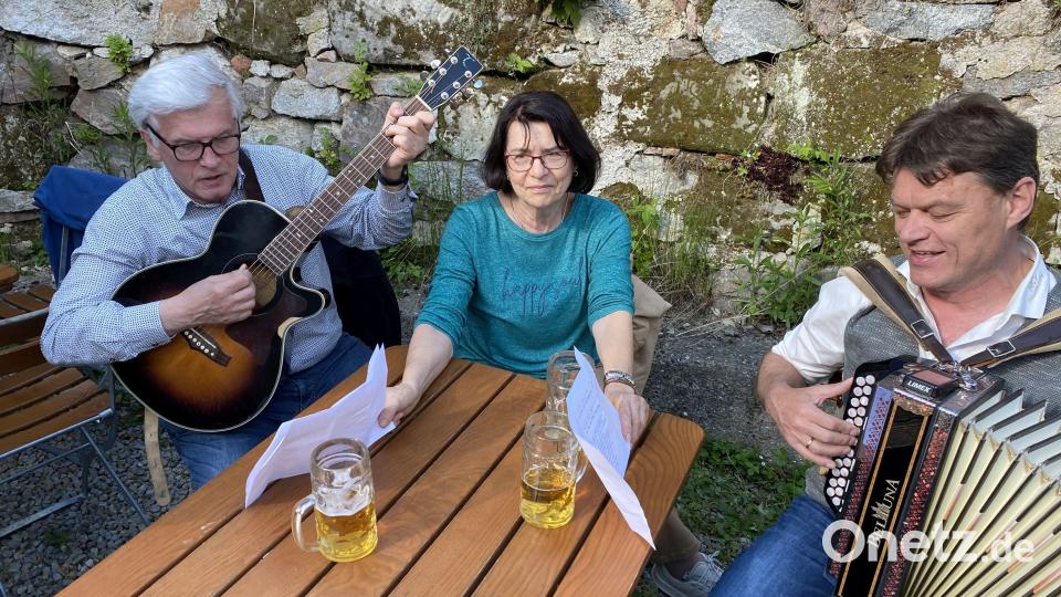 Robert Hierl (links) und Gerhard Köbler (rechts) sorgten beim Backofenfest in Wutschdorf für die Musik. Bild: gri