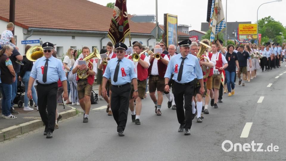 Mit dem Festgottesdienst am Vormittag und dem Festzug am Nachmittag feierte die Feuerwehr Altenstadt/WN ihr Gründungsjubiläum. Bild: adj