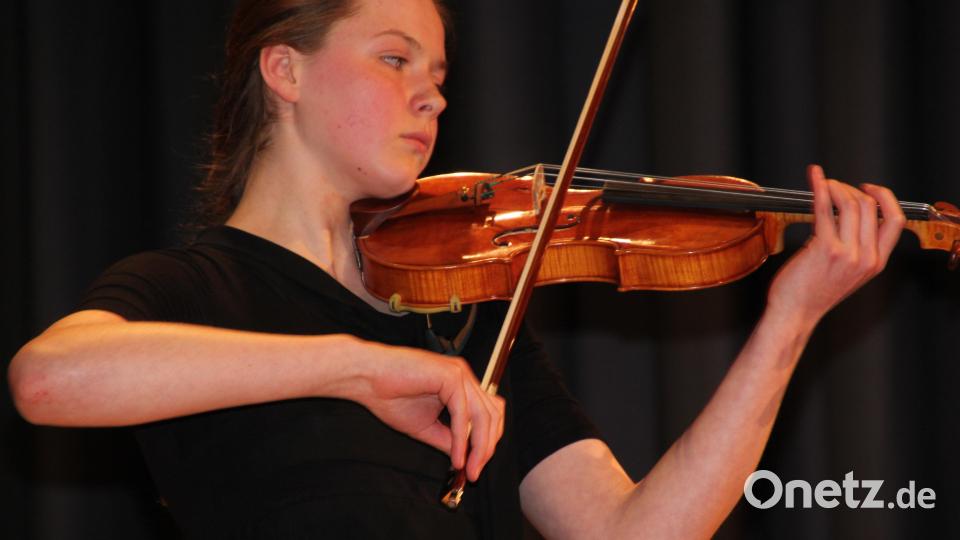 Die 16-jährige Esther Bernreuther aus Waldsassen bot mit der Violine eine klasse Leistung. Bild: kro