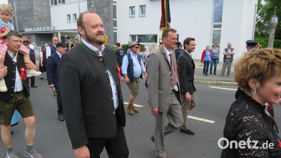 Mit dem Festgottesdienst am Vormittag und dem Festzug am Nachmittag feierte die Feuerwehr Altenstadt/WN ihr Gründungsjubiläum. Bild: adj