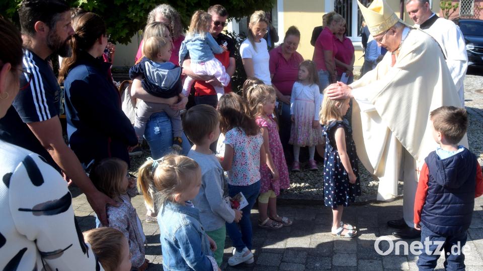 Bischof Rudolf Vorderholzer segnete Kinder vor dem Gottesdienst. Bild: fz