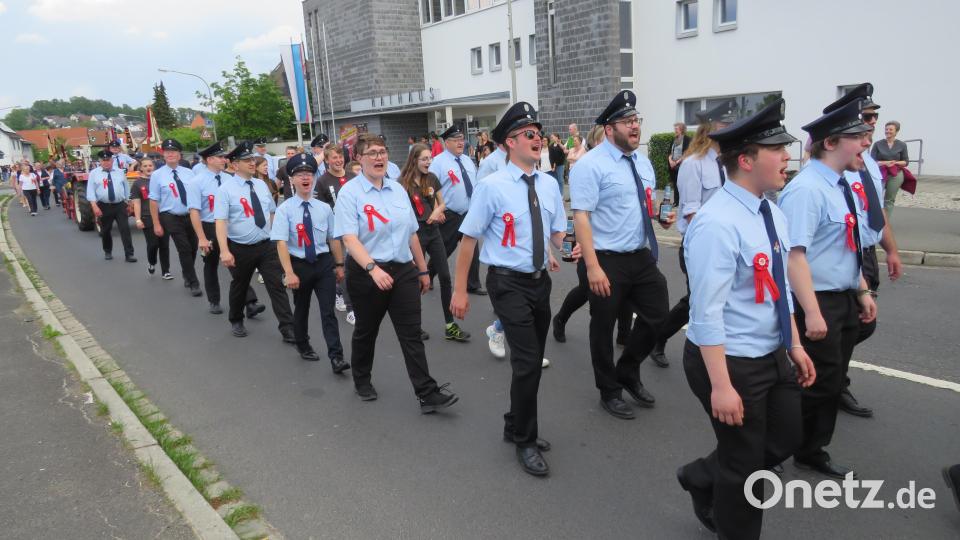 Mit dem Festgottesdienst am Vormittag und dem Festzug am Nachmittag feierte die Feuerwehr Altenstadt/WN ihr Gründungsjubiläum. Bild: adj