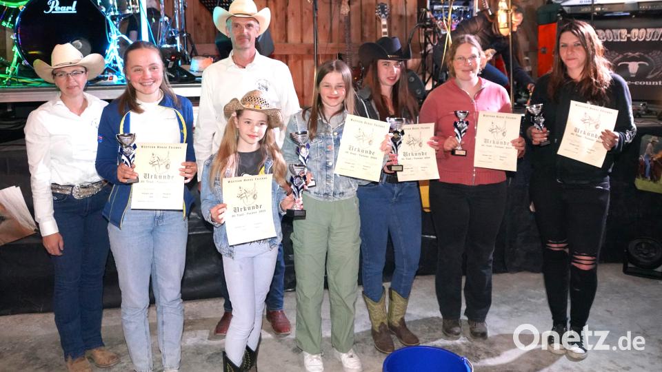 Die Sieger des 30. WHF Trails von links: Steffi Krichenbauer (WHF), Anna Hagemann, Marco Rom (WHF), Mia Kochs, Sarah Solfrank, Jessica Stingl, Stefanie Fischer und Carina Fischer. Bild: fvo