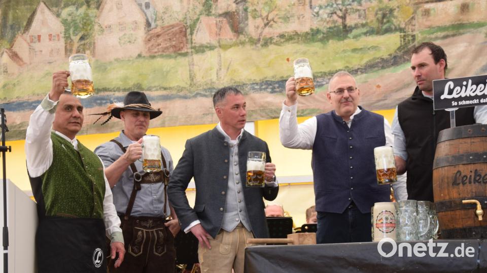Der scheidende Command Seregant Major Alexander Yazzy (links) zapfte das erste Fass an. Bild: bö