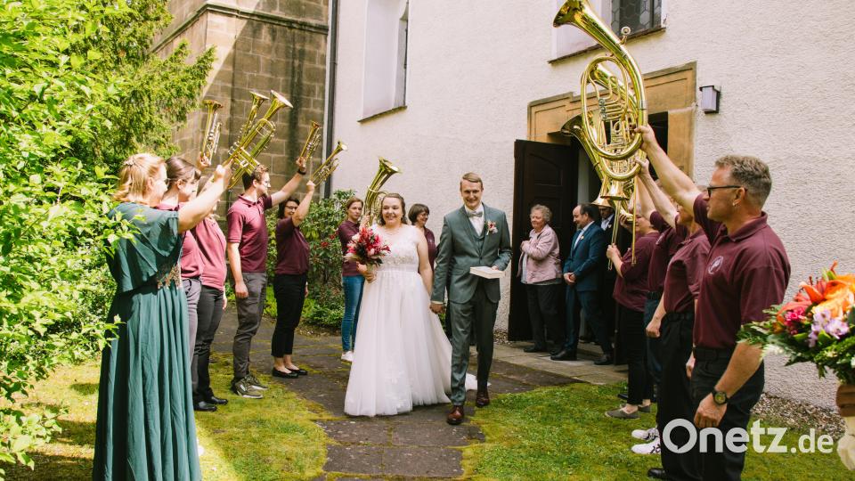 Ehrenspalier für die aktive Musikerin und ihren Bräutigam Bild: bk