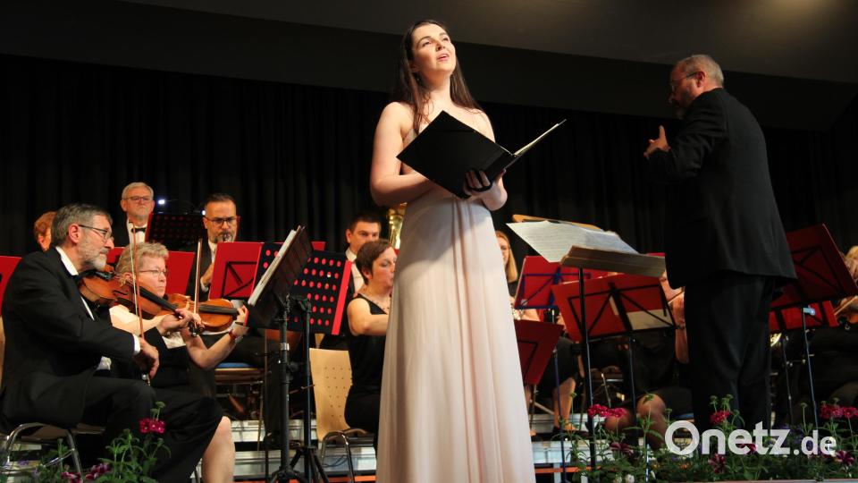 Eine musikalische Bereicherung ist der Gastauftritt der Sopransolistin Jana Daubner im Muttertagskonzert des Neustädter Salonorchesters. Bild: prh