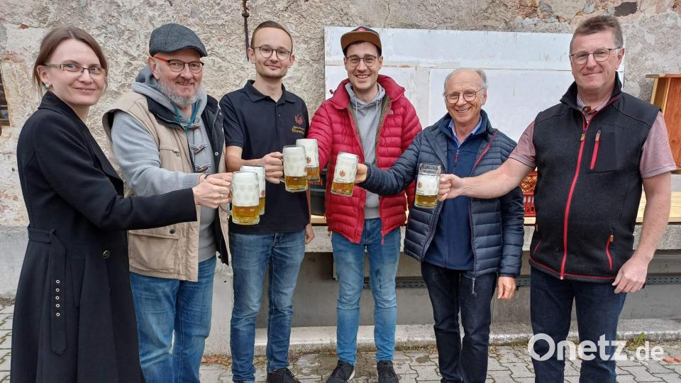 Für die Hirschauer-Stückl-Festspiele braut die Schloss-Brauerei ein „Festspiel-Bier nach einer alten Familienrezeptur. Zum Probenauftakt für das Stück „Das Wirtshaus im Spessart“ wird das erste Fass angezapft und auf das Gelingen der acht Vorstellungen angestoßen (von links): Musikpädagogin Ulrike Straub, Bühnenbau-Chef Roland Fritsch, Erster Vorsitzender Ludwig Koller, Brauerei-Chef Sebastian Dorfner, Zweiter Vorsitzender Alfred Härtl und Regisseur Dieter Held. Bild: u