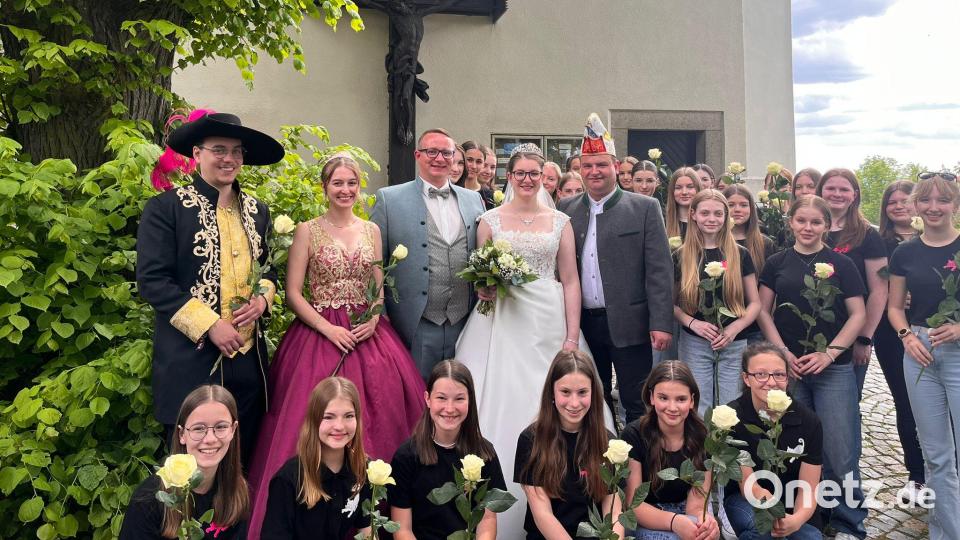 Das Brautpaar Kevin und Laura Hammer lässt sich vom Neustädter Faschingsverein auf dem Felixberg feiern. Bild: Jürgen Trescher/exb