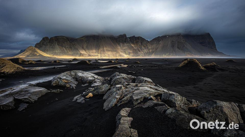 Die Landzunge Stokksnes im Südosten der Insel gehört zu den beeindruckendsten Orten der Insel. Schwarzer Sand und der Blick auf das Vestrahorn sind ein geniales Fotomotiv. Bild: Peter Müller