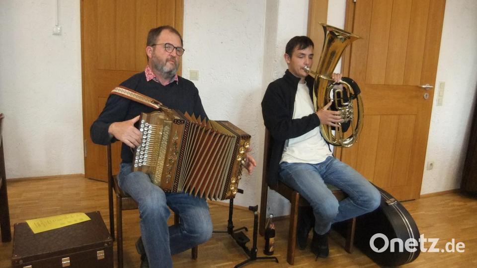 Die beiden unterstützenden Musiker der Dichtergruppe. Von links: 
Vater Christian Rathey mit der Steierischen und Sohn Maximilian mit der Bariton. Vater Rathey ist auch Kreisheimatpfleger in Landkreis Schwandorf. Bild: gm