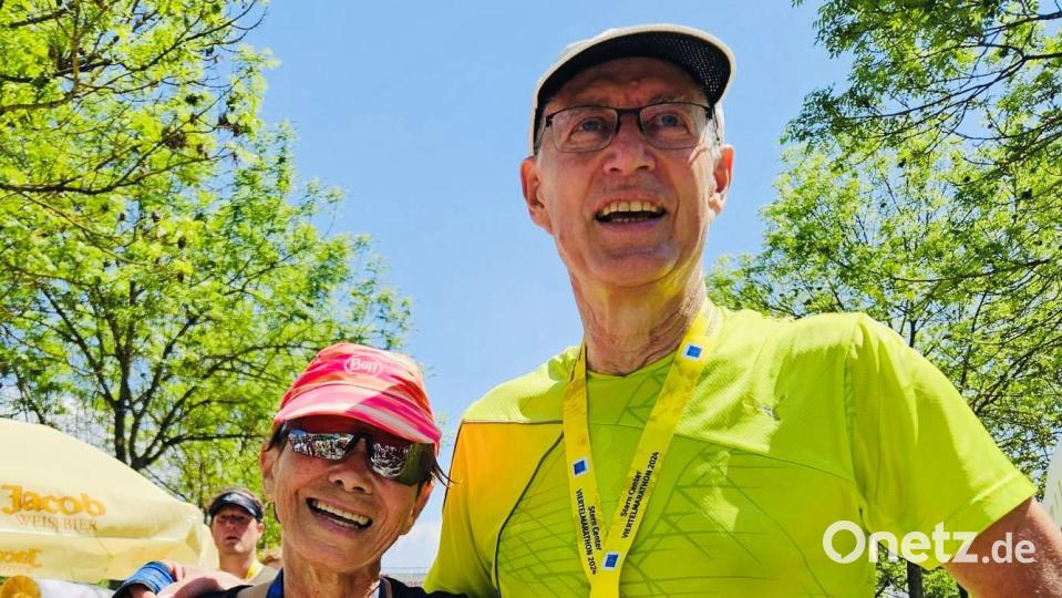 Theresia Meier (Marathon) und Albert Hölzl (Viertelmarathon) waren im Ziel erschöpft, aber glücklich. Bild: Georg Koller/exb