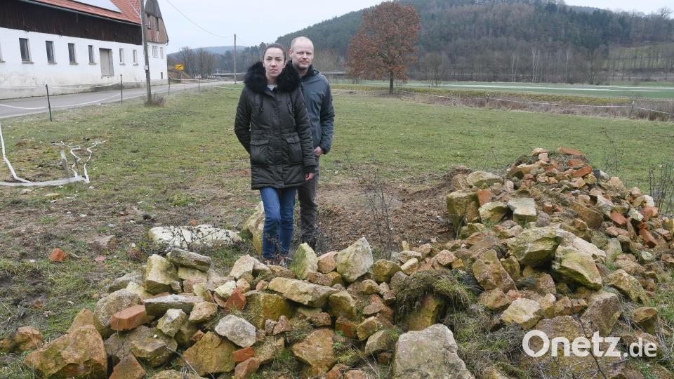 René Leipnitz und seine Frau Alexandra stehen auf ihrem Grundstück in Schwarzach. Hier hätte eigentlich ihr Haus gebaut werden sollen. Daraus wurde nichts. Archivbild: Gabi Schönberger