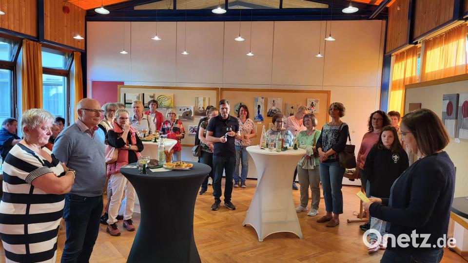 Voller Pfarrsaal bei der Vernissage „Buch trifft Kunst“. Bild: Pfarrbücherei/exb