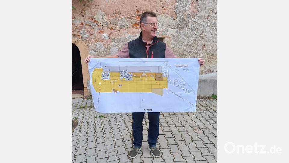 Nach dem Bieranstich erläuterte Regisseur Dieter Held dem versammelten Darstellerteam den Aufbau der Bühne mit der imposanten Breite von 26 Metern. Bild: u
