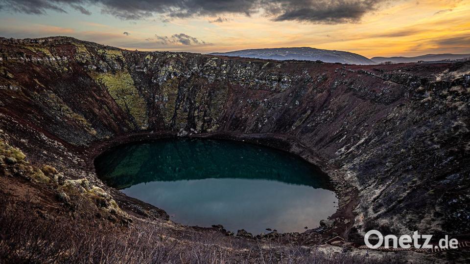 Der Kerid-Krater, ein Stück nördlich von Selfoss im Sonnenuntergang. Wer genau hinsieht erkennt am anderen Ende ein paar Besucher. Bild: Peter Müller