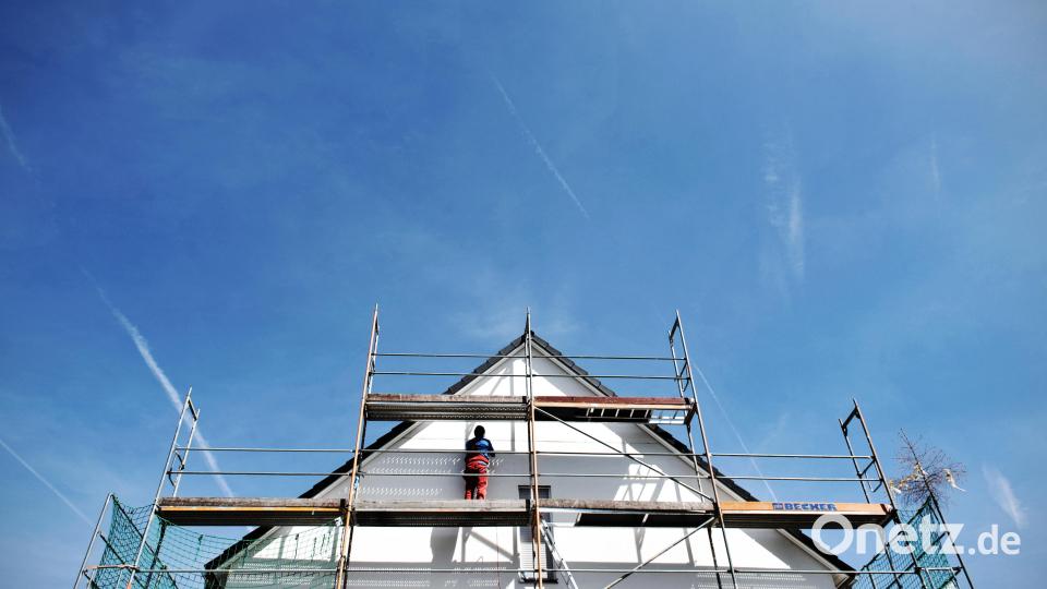 Ein Fertighaus wird gebaut – das war der Traum von René und Alexandra Leipnitz aus dem Landkreis Schwandorf. Doch daraus wurde nichts, das Haus wurde nie gebaut. Symbolbild: Arne Dedert/dpa